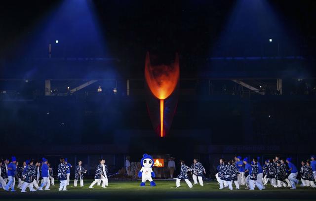 (261024) -- NAGOYA, Oct. 24, 2026 (Xinhua) -- Artists perform during the closing ceremony of the Aichi-Nagoya Asian Para Games in Nagoya, Japan, Oct. 24, 2026. (Xinhua/Jia Haocheng)