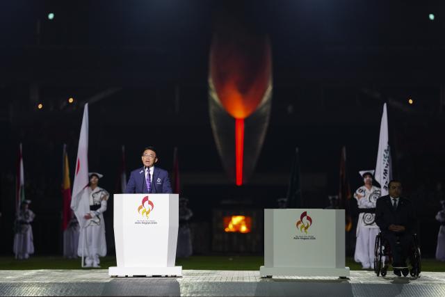 (261024) -- NAGOYA, Oct. 24, 2026 (Xinhua) -- Ohmura Hideaki (L), president of the Aichi-Nagoya Asian Games and Asian Para Games Organizing Committee, speaks during the closing ceremony of the Aichi-Nagoya Asian Para Games in Nagoya, Japan, Oct. 24, 2026. (Xinhua/Jia Haocheng)