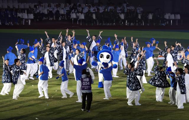(261024) -- NAGOYA, Oct. 24, 2026 (Xinhua) -- Artists perform during the closing ceremony of the Aichi-Nagoya Asian Para Games in Nagoya, Japan, Oct. 24, 2026. (Xinhua/Yao Qilin)