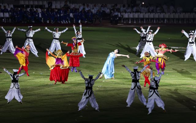 (261024) -- NAGOYA, Oct. 24, 2026 (Xinhua) -- Artists perform during the closing ceremony of the Aichi-Nagoya Asian Para Games in Nagoya, Japan, Oct. 24, 2026. (Xinhua/Yao Qilin)