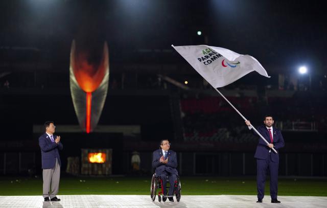 (261024) -- NAGOYA, Oct. 24, 2026 (Xinhua) -- Ahmad Abdulla Al Buenain (R), CEO of the Doha 2030 Asian Games Organizing Committee, holds the flag of Asian Paralympic Committee during the closing ceremony of the Aichi-Nagoya Asian Para Games in Nagoya, Japan, Oct. 24, 2026. (Xinhua/Jia Haocheng)