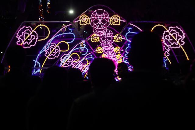 (261024) -- MEXICO CITY, Oct. 24, 2026 (Xinhua) -- People view a light art installation decorated with skull and floral patterns along Paseo de la Reforma in Mexico City, capital of Mexico, Oct. 23, 2026. As the Day of the Dead approaches, giant light sculptures along Paseo de la Reforma in Mexico City, capital of Mexico, are illuminated. (Photo by Francisco Canedo/Xinhua)