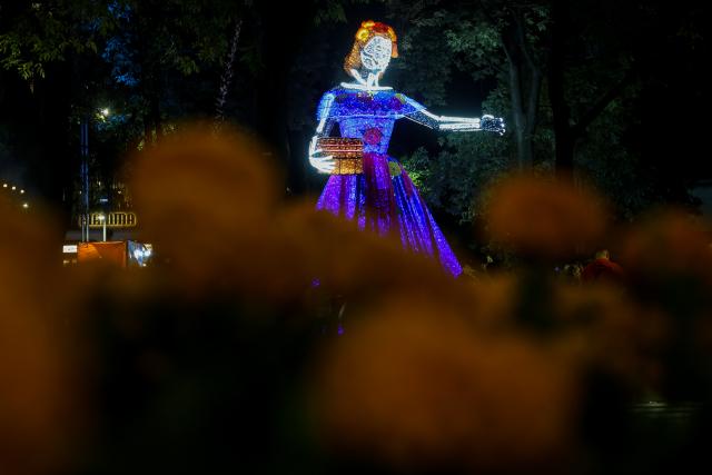 (261024) -- MEXICO CITY, Oct. 24, 2026 (Xinhua) -- This photo taken on Oct. 23, 2026 shows a Catrina-shaped light art installation along Paseo de la Reforma in Mexico City, capital of Mexico. As the Day of the Dead approaches, giant light sculptures along Paseo de la Reforma in Mexico City, capital of Mexico, are illuminated. (Photo by Francisco Canedo/Xinhua)