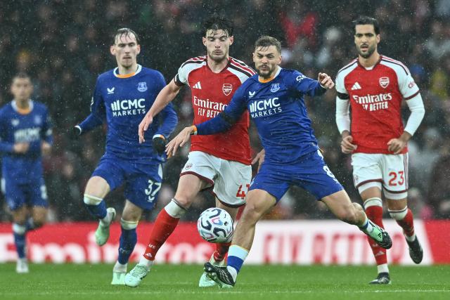 (261025) -- LONDON, Oct. 25, 2026 (Xinhua) -- Everton's Kiernan Dewsbury-Hall (2nd R) vies with Arsenal's Declan Rice (3rd R) during the English Premier League football match between Arsenal FC and Everton FC in London, Britain, on Oct. 24, 2026. (Xinhua)