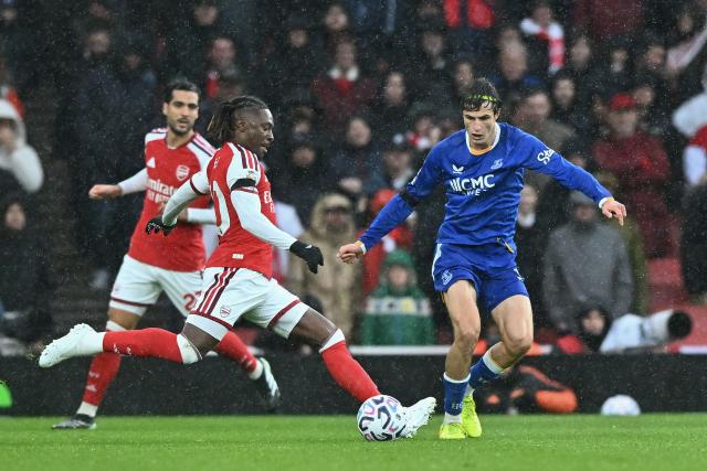 (261025) -- LONDON, Oct. 25, 2026 (Xinhua) -- Everton's Merlin Rohl (R) vies with Arsenal's Eberechi Eze (C) during the English Premier League football match between Arsenal FC and Everton FC in London, Britain, on Oct. 24, 2026. (Xinhua)