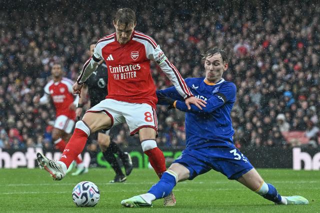 (261025) -- LONDON, Oct. 25, 2026 (Xinhua) -- Everton's James Garner (R) vies with Arsenal's Martin Odegaard during the English Premier League football match between Arsenal FC and Everton FC in London, Britain, on Oct. 24, 2026. (Xinhua)