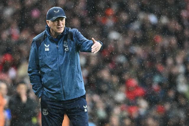 (261025) -- LONDON, Oct. 25, 2026 (Xinhua) -- Everton's manager David Moyes gestures during the English Premier League football match between Arsenal FC and Everton FC in London, Britain, on Oct. 24, 2026. (Xinhua)