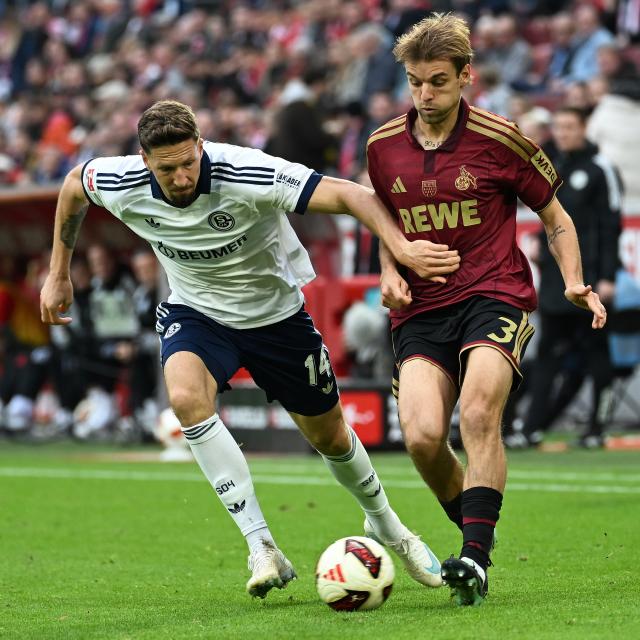 (261025) -- COLOGNE, Oct. 25, 2026 (Xinhua) -- Borna Sosa (R) of FC Cologne vies with Janik Bachmann of FC Schalke 04 during the German first division Bundesliga football match between FC Cologne and FC Schalke 04 in Cologne, Germany, Oct. 24, 2026. (Photo by Ulrich Hufnagel/Xinhua)