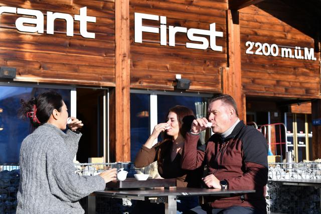(261025) -- GENEVA, Oct. 25, 2026 (Xinhua) -- This file photo taken on Dec. 18, 2025 shows tourists tasting tea from China's Wuyi Mountain on a viewing platform at Grindelwald-First mountain in the canton of Bern, Switzerland. TO GO WITH "Feature: Taste of China's Wuyi Mountain at Switzerland's Grindelwald-First" (Xinhua/Lian Yi)