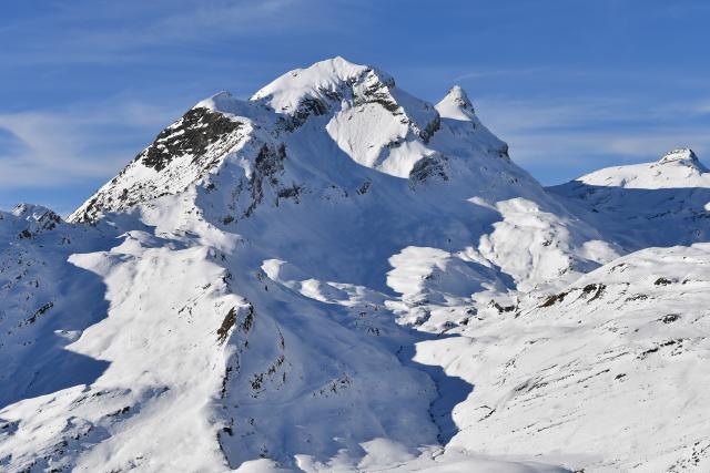 (261025) -- GENEVA, Oct. 25, 2026 (Xinhua) -- This file photo taken from Grindelwald-First mountain shows snow-covered mountain scenery in the canton of Bern, Switzerland, Dec. 18, 2025. TO GO WITH "Feature: Taste of China's Wuyi Mountain at Switzerland's Grindelwald-First" (Xinhua/Lian Yi)