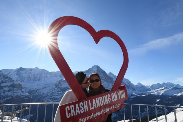 (261025) -- GENEVA, Oct. 25, 2026 (Xinhua) -- This file photo shows tourists posing for photos at Grindelwald-First mountain in the canton of Bern, Switzerland, Dec. 18, 2025. TO GO WITH "Feature: Taste of China's Wuyi Mountain at Switzerland's Grindelwald-First" (Xinhua/Lian Yi)