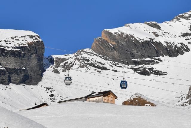 (261025) -- GENEVA, Oct. 25, 2026 (Xinhua) -- This file photo shows cable cars operating on Grindelwald-First mountain in the canton of Bern, Switzerland, Dec. 18, 2025. TO GO WITH "Feature: Taste of China's Wuyi Mountain at Switzerland's Grindelwald-First" (Xinhua/Lian Yi)