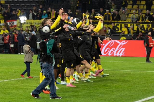 (261025) -- DORTMUND, Oct. 25, 2026 (Xinhua) -- Players of Borussia Dortmund celebrate victory after the German first division Bundesliga football match between Borussia Dortmund and Eintracht Frankfurt in Dortmund, Germany, Oct. 24, 2026. (Photo by Joachim Bywaletz/Xinhua)
