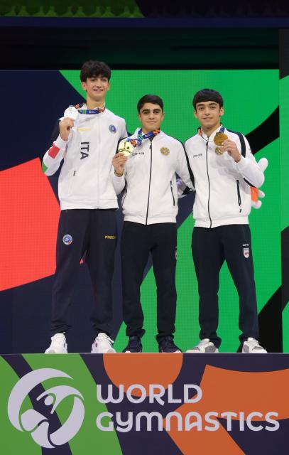 (261025) -- ROTTERDAM, Oct. 25, 2026 (Xinhua) -- Gold medalist Hamlet Manukyan (C) of Armenia, silver medalist Gabriele Targhetta (L) of Italy and bronze medalist Mamikon Khachatryan of Armenia pose for a group photo during the awarding ceremony for the men's pommel horse event at the Artistic Gymnastics World Championships 2026 in Rotterdam, the Netherlands, Oct. 24, 2026. (Xinhua/Weng Xinyang)