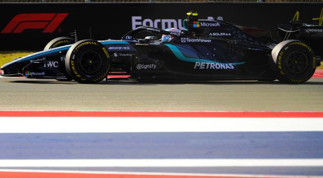 (261025) -- AUSTIN, Oct. 25, 2026 (Xinhua) -- Mercedes' Kimi Antonelli of Italy competes during the qualifying session of the Formula One United States Grand Prix, in Austin, Texas, the United States, Oct. 24, 2026. (Xinhua/Wu Xiaoling)