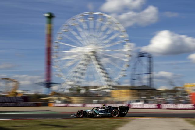(261025) -- AUSTIN, Oct. 25, 2026 (Xinhua) -- Mercedes' Kimi Antonelli of Italy competes during the qualifying session of the Formula One United States Grand Prix, in Austin, Texas, the United States, Oct. 24, 2026. (Photo by Song Haiyuan/Xinhua)