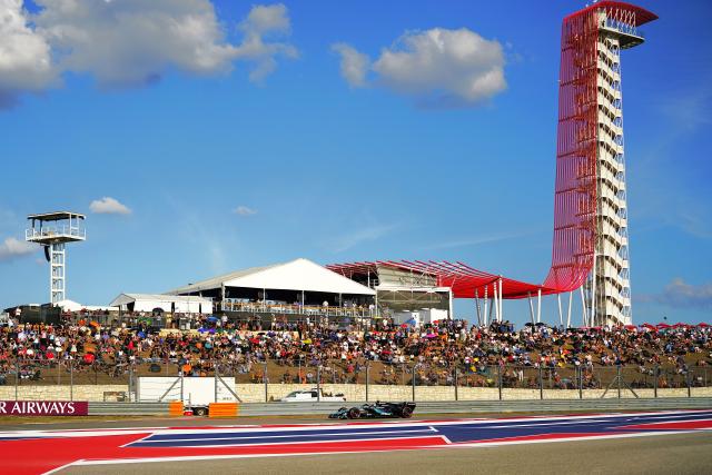 (261025) -- AUSTIN, Oct. 25, 2026 (Xinhua) -- Mercedes' Kimi Antonelli of Italy competes during the qualifying session of the Formula One United States Grand Prix, in Austin, Texas, the United States, Oct. 24, 2026. (Xinhua/Wu Xiaoling)