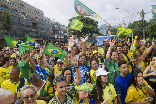 (261025) -- RIO DE JANEIRO, Oct. 25, 2026 (Xinhua) -- Supporters attend a presidential campaign rally of Brazilian Senator Flavio Bolsonaro, presidential candidate of Brazil's Liberal Party, in Rio de Janeiro, Brazil, Oct. 24, 2026. Brazilian incumbent President and presidential candidate of Brazil's ruling Workers' Party Luiz Inacio Lula da Silva, and presidential candidate of Brazil's Liberal Party Flavio Bolsonaro held the last campaign rally on Saturday in Sao Paulo and Rio de Janeiro, respectively. The second round of voting for Brazil's 2026 presidential election will be held on Sunday. (Photo by Daniel Ramalho/Xinhua)