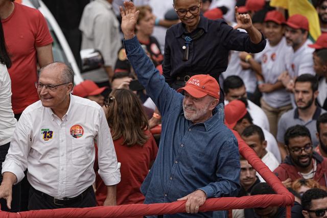 (261025) -- RIO DE JANEIRO, Oct. 25, 2026 (Xinhua) -- Brazilian President Luiz Inacio Lula da Silva (R), presidential candidate of Brazil's ruling Workers' Party, attends a presidential campaign rally in Sao Paulo, Brazil, Oct. 24, 2026. Brazilian incumbent President and presidential candidate of Brazil's ruling Workers' Party Luiz Inacio Lula da Silva, and presidential candidate of Brazil's Liberal Party Flavio Bolsonaro held the last campaign rally on Saturday in Sao Paulo and Rio de Janeiro, respectively. The second round of voting for Brazil's 2026 presidential election will be held on Sunday. (Photo by Paulo Lopes/Xinhua)
