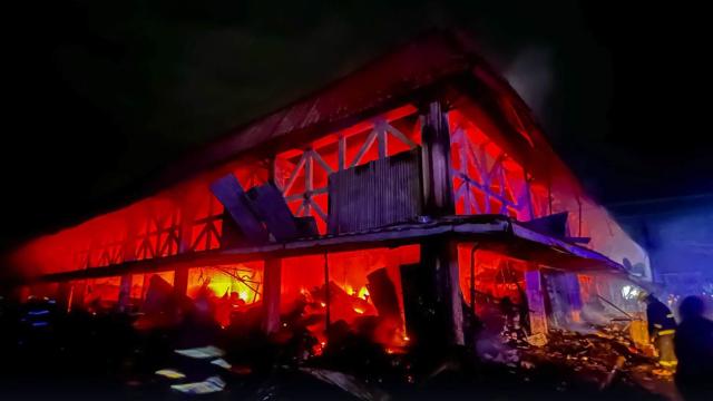 (261025) -- SORSOGON, Oct. 25, 2026 (Xinhua) -- This photo taken on Oct. 25, 2026 shows a burning public market in Sorsogon city of southern Luzon, the Philippines. Five people have been confirmed dead after a fire in a public market here on Saturday night, local media reported Sunday. (Sorsogon Public Information Office/Handout via Xinhua)