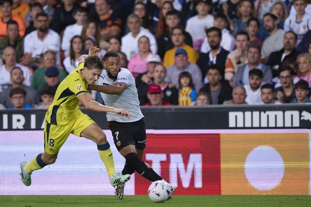 (261025) -- VALENCIA, Oct. 25, 2026 (Xinhua) -- Arnaut Danjuma (R) of Valencia competes for the ball with Juan Foyth of Villarreal during the La Liga football match between Valencia and Villarreal in Valencia, Spain, on Oct. 24, 2026. (Str/Xinhua)