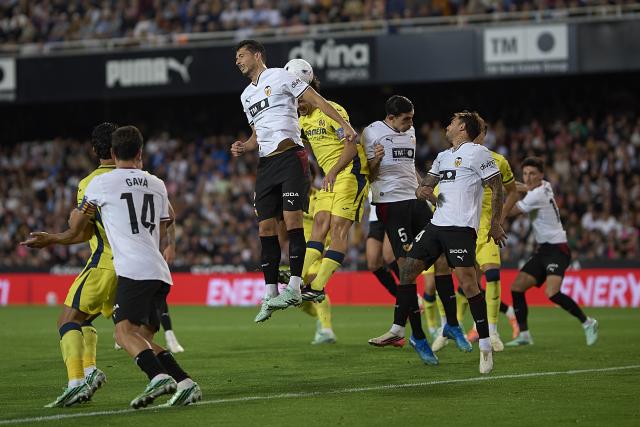 (261025) -- VALENCIA, Oct. 25, 2026 (Xinhua) -- Guido Rodriguez (top L) of Valencia vies for a header with Gerard Moreno (top R) of Villarreal during the La Liga football match between Valencia and Villarreal in Valencia, Spain, on Oct. 24, 2026. (Str/Xinhua)