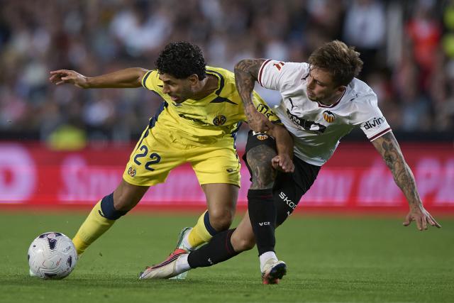 (261025) -- VALENCIA, Oct. 25, 2026 (Xinhua) -- Pablo Maffeo (R) of Valencia competes for the ball with Ayoze Perez of Villarreal during the La Liga football match between Valencia and Villarreal in Valencia, Spain, on Oct. 24, 2026. (Str/Xinhua)