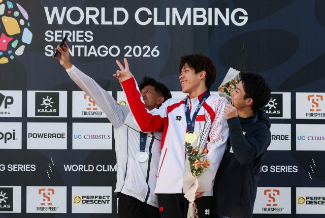 (261025) -- SANTIAGO, Oct. 25, 2026 (Xinhua) -- Gold medalist Zhao Yicheng (C) of China, silver medalist Raharjati Nursamsa (L) of Indonesia and bronze medalist Omasa Ryo of Japan pose for a selfie after the men's speed final at the World Climbing Series Santiago 2026 in Santiago, Chile, Oct. 24, 2026. (Xinhua/Zhou Jiayi)