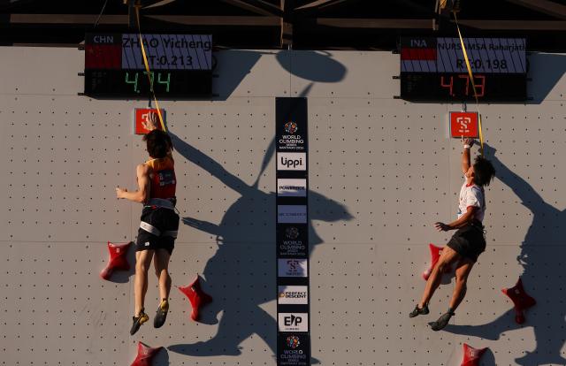 (261025) -- SANTIAGO, Oct. 25, 2026 (Xinhua) -- Zhao Yicheng (L) of China and Raharjati Nursamsa of Indonesia compete during the men's speed gold medal race at the World Climbing Series Santiago 2026 in Santiago, Chile, Oct. 24, 2026. (Xinhua/Zhou Jiayi)