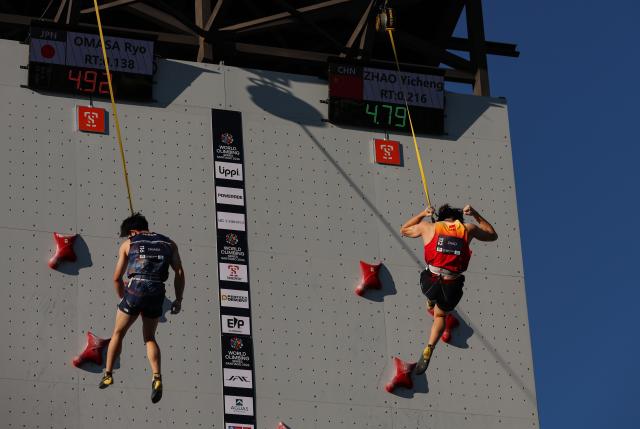 (261025) -- SANTIAGO, Oct. 25, 2026 (Xinhua) -- Zhao Yicheng (R) of China celebrates after the men's speed semifinal at the World Climbing Series Santiago 2026 in Santiago, Chile, Oct. 24, 2026. (Xinhua/Zhou Jiayi)