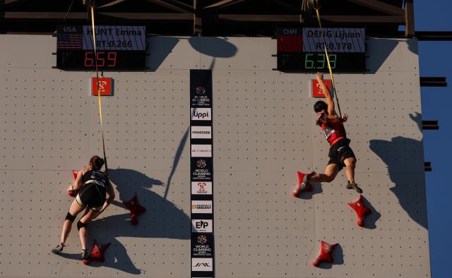(261025) -- SANTIAGO, Oct. 25, 2026 (Xinhua) -- Deng Lijuan (R) of China and Emma Hunt of the United States compete during the women's speed gold medal race at the World Climbing Series Santiago 2026 in Santiago, Chile, Oct. 24, 2026. (Xinhua/Zhou Jiayi)