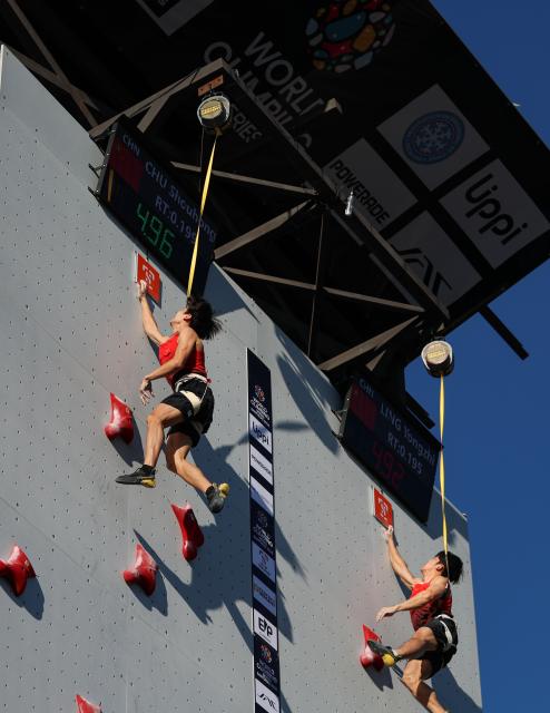 (261025) -- SANTIAGO, Oct. 25, 2026 (Xinhua) -- Chu Shouhong (L) and Ling Yongzhi of China compete during the men's speed quarterfinal at the World Climbing Series Santiago 2026 in Santiago, Chile, Oct. 24, 2026. (Xinhua/Zhou Jiayi)