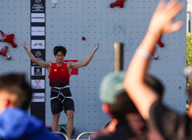 (261025) -- SANTIAGO, Oct. 25, 2026 (Xinhua) -- Zhao Yicheng of China celebrates after the men's speed gold medal race at the World Climbing Series Santiago 2026 in Santiago, Chile, Oct. 24, 2026. (Xinhua/Zhou Jiayi)