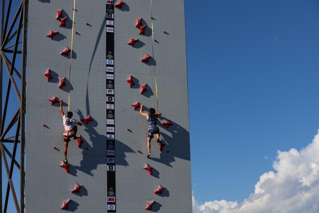 (261025) -- SANTIAGO, Oct. 25, 2026 (Xinhua) -- Omasa Ryo (R) of Japan competes during the men's speed round of 16 race at the World Climbing Series Santiago 2026 in Santiago, Chile, Oct. 24, 2026. (Xinhua/Zhou Jiayi)