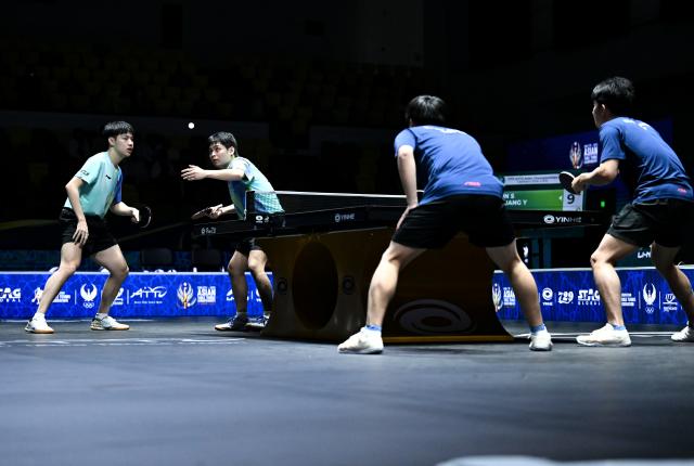 (261025) -- TASHKENT, Oct. 25, 2026 (Xinhua) -- Lin Shidong (2nd L)/Huang Youzheng (1st L) of China compete during the men's doubles semifinal match against Pang Koen/Quek Izaac of Singapore at the 29th ITTF-Asian Table Tennis Championships in Tashkent, Uzbekistan, Oct. 25, 2026. (Xinhua/Feng Kaihua)