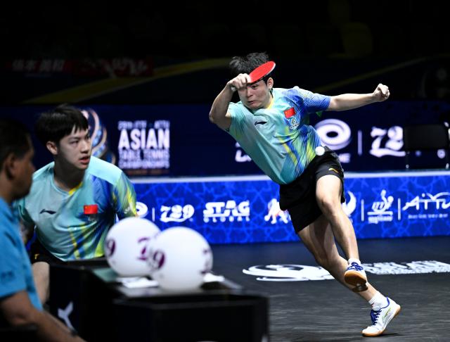 (261025) -- TASHKENT, Oct. 25, 2026 (Xinhua) -- Lin Shidong (R)/Huang Youzheng of China compete during the men's doubles semifinal match against Pang Koen/Quek Izaac of Singapore at the 29th ITTF-Asian Table Tennis Championships in Tashkent, Uzbekistan, Oct. 25, 2026. (Xinhua/Feng Kaihua)