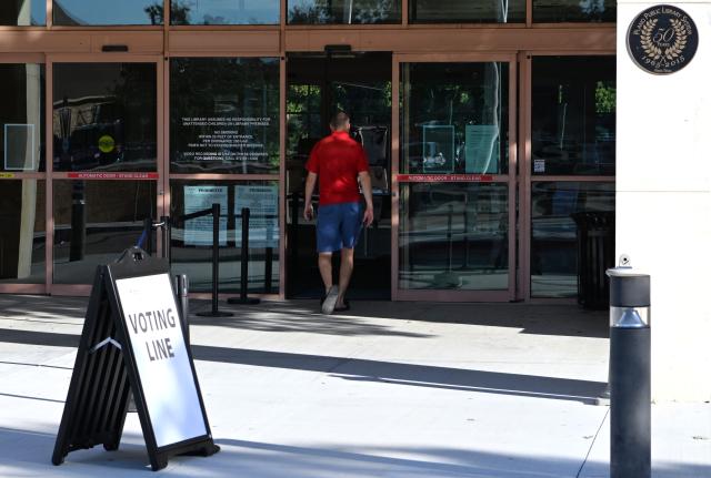 (261025) -- PLANO, Oct. 25, 2026 (Xinhua) -- A man enters a polling station after early voting for the Nov. 3 U.S. midterm elections started, in Plano, Texas, the United States, on Oct. 24, 2026. (Xinhua/Li Rui)
