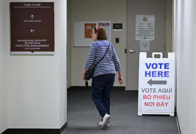 (261025) -- FORT WORTH, Oct. 25, 2026 (Xinhua) -- A woman enters a polling station after early voting for the Nov. 3 U.S. midterm elections started, in Fort Worth, Texas, the United States, on Oct. 23, 2026. (Xinhua/Li Rui)