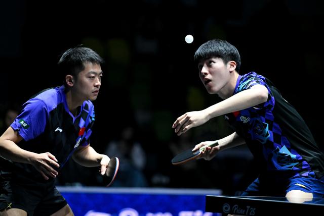 (261025) -- TASHKENT, Oct. 25, 2026 (Xinhua) -- Wen Ruibo (R)/Yuan Licen of China compete during the men's doubles semifinal against Wong Chun Ting/Chan Baldwin of China's Hong Kong at the 29th ITTF-Asian Table Tennis Championships in Tashkent, Uzbekistan, Oct. 25, 2026. (Xinhua/Feng Kaihua)
