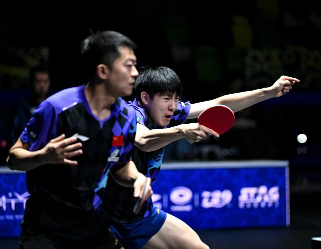 (261025) -- TASHKENT, Oct. 25, 2026 (Xinhua) -- Wen Ruibo (R)/Yuan Licen of China compete during the men's doubles semifinals against Wong Chun Ting/Chan Baldwin of China's Hong Kong at the 29th ITTF-Asian Table Tennis Championships in Tashkent, Uzbekistan, Oct. 25, 2026. (Xinhua/Feng Kaihua)