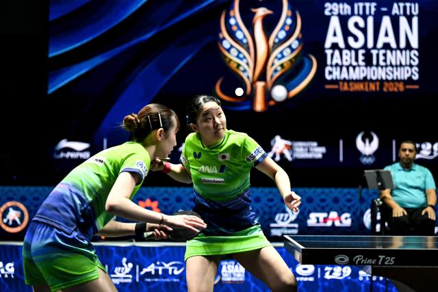 (261025) -- TASHKENT, Oct. 25, 2026 (Xinhua) -- Harimoto Miwa (C)/Hayata Hina (L) of Japan compete during the women's doubles final against Kuai Man/Wang Yidi of China at the 29th ITTF-Asian Table Tennis Championships in Tashkent, Uzbekistan, Oct. 25, 2026. (Xinhua/Feng Kaihua)