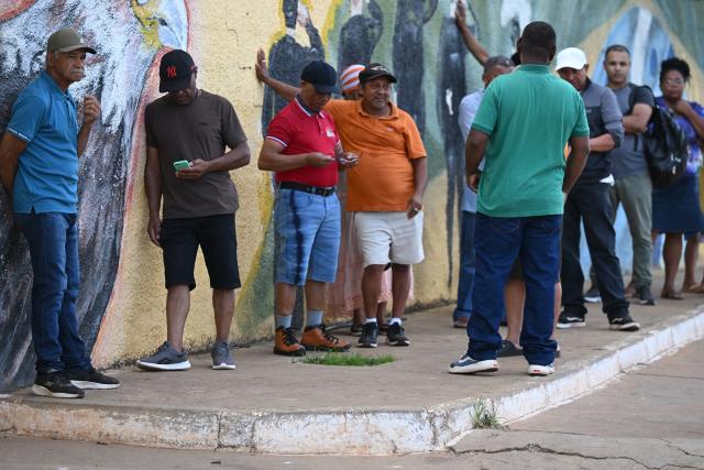(261025) -- BRASILIA, Oct. 25, 2026 (Xinhua) -- Voters wait to vote outside a polling station in Brasilia, Brazil, Oct. 25, 2026.
  Voting in the second round of Brazil's 2026 presidential election officially began at 8 a.m. local time (1100 GMT) on Sunday, with polling stations across the nation set to close at 5 p.m. local time (2000 GMT).
   Incumbent President Luiz Inacio Lula da Silva of the ruling Workers' Party faces Flavio Bolsonaro, the Liberal Party candidate and son of former President Jair Bolsonaro, in the runoff after the two topped the first-round vote. (Xinhua/Lucio Tavora)