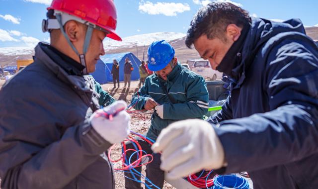(261025) -- BAQEN, Oct. 25, 2026 (Xinhua) -- Power supply staff sort electrical wires at a resettlement site of a quake-hit village in Maru Township of Baqen County, Nagqu City, southwest China's Xizang Autonomous Region, Oct. 25, 2026. Power supply lines are being installed for prefabricated houses in the quake-hit Baqen County. According to the State Grid, power connection supplies for 2,724 tents and 2,400 prefabricated houses have been deployed to meet electricity connection needs in the quake-hit area. (Xinhua/Tenzin Nyida)