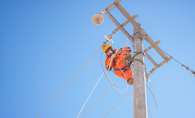 (261025) -- BAQEN, Oct. 25, 2026 (Xinhua) -- An electric worker is pictured at a resettlement site of a quake-hit village in Maru Township of Baqen County, Nagqu City, southwest China's Xizang Autonomous Region, Oct. 25, 2026. Power supply lines are being installed for prefabricated houses in the quake-hit Baqen County. According to the State Grid, power connection supplies for 2,724 tents and 2,400 prefabricated houses have been deployed to meet electricity connection needs in the quake-hit area. (Xinhua/Tenzin Nyida)