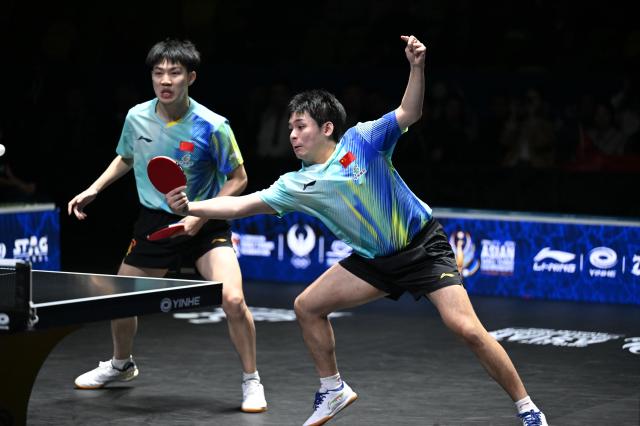 (261025) -- TASHKENT, Oct. 25, 2026 (Xinhua) -- Lin Shidong (R)/Huang Youzheng of China compete during the men's doubles final against Wen Ruibo/Yuan Licen of China at the 29th ITTF-Asian Table Tennis Championships in Tashkent, Uzbekistan, Oct. 25, 2026. (Xinhua/Feng Kaihua)
