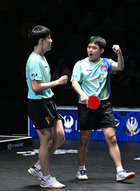 (261025) -- TASHKENT, Oct. 25, 2026 (Xinhua) -- Lin Shidong (R)/Huang Youzheng of China celebrate after the men's doubles final against Wen Ruibo/Yuan Licen of China at the 29th ITTF-Asian Table Tennis Championships in Tashkent, Uzbekistan, Oct. 25, 2026. (Xinhua/Feng Kaihua)