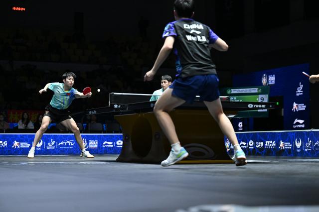 (261025) -- TASHKENT, Oct. 25, 2026 (Xinhua) -- Lin Shidong (C)/Huang Youzheng (L) of China compete during the men's doubles final against Wen Ruibo/Yuan Licen of China at the 29th ITTF-Asian Table Tennis Championships in Tashkent, Uzbekistan, Oct. 25, 2026. (Xinhua/Feng Kaihua)