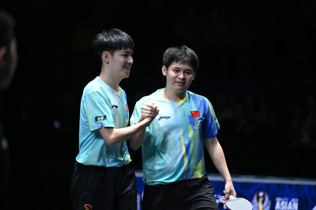 (261025) -- TASHKENT, Oct. 25, 2026 (Xinhua) -- Lin Shidong (R)/Huang Youzheng of China celebrate after the men's doubles final against Wen Ruibo/Yuan Licen of China at the 29th ITTF-Asian Table Tennis Championships in Tashkent, Uzbekistan, Oct. 25, 2026. (Xinhua/Feng Kaihua)
