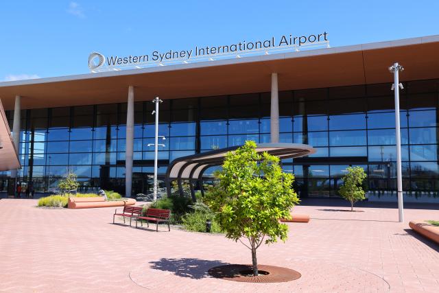 (261025) -- SYDNEY, Oct. 25, 2026 (Xinhua) -- This photo taken on Oct. 25, 2026 shows the exterior of the terminal of Western Sydney International Airport in Australia.
  Western Sydney International Airport officially launched passenger operations on Sunday, with Jetstar flight JQ362 departing for the Gold Coast as the airport's first commercial passenger flight.
   Located about 45 km west of central Sydney, the airport began cargo operations in July after seven years of construction.
   Unlike Sydney's existing Kingsford Smith Airport, which is subject to a night-time curfew, the new airport can operate 24 hours a day. (Xinhua/Gong Bing)