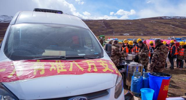 (261025) -- BAQEN, Oct. 25, 2026 (Xinhua) -- This photo taken on Oct. 24, 2026 shows a stall of dumplings set up by Du Guoping at a temporary shelter in Maru Township of Baqen County, Nagqu City, southwest China's Xizang Autonomous Region. After a 7.0-magnitude earthquake struck Baqen County in Nagqu, southwest China's Xizang Autonomous Region, on Thursday, Du Guoping, owner of a dumpling restaurant in Xigaze, postponed the opening of his two new restaurants and headed to the disaster zone with his staff.
  "It took only about 10 minutes to make the decision that we would go to Baqen and cook dumplings for earthquake-affected residents," Du said.
  The team loaded more than 1,500 kilograms of dumplings onto vehicles and set off from Xigaze at midnight on the night of the earthquake. 
  Upon arrival, Du and his staff set up cooking equipment and prepared dumplings for rescue workers and affected residents.
"Make sure everyone gets enough dumplings, and give children a couple more," Du kept telling his staff.
  Du and his staff did not eat any of the dumplings themselves. After a full day of cooking, they had some instant noodles -- their only meal of the day. At night, the six team members of Du squeezed into two vehicles to rest.
  "We will cook all the dumplings we brought," Du said. "We feel honored to be able to contribute in our own way." (Xinhua/Tenzin Nyida)